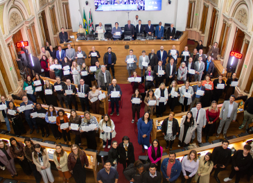 Homenagem ao Dia Mundial do Profissional de Recursos Humanos re&uacute;ne mais de 50 homenageados na C&acirc;mara Municipal de Curitiba